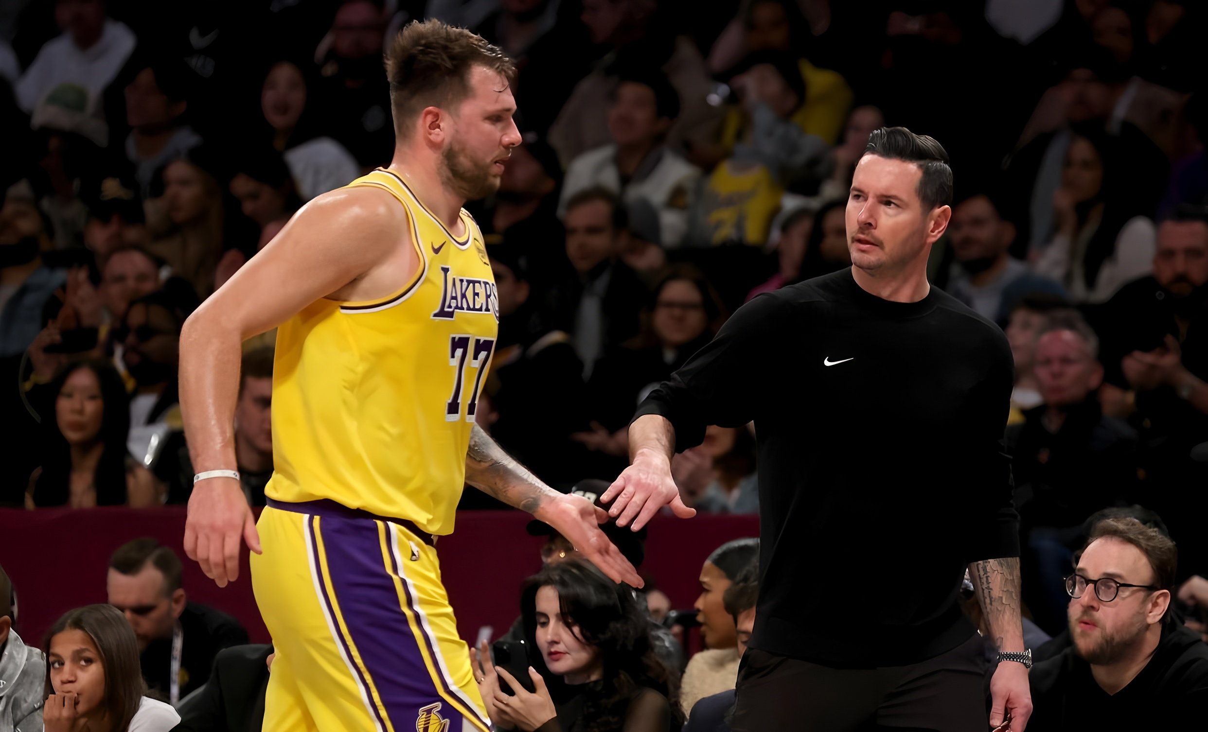 詹姆斯怒砍50分尼斯集结日临场应变，媒体一致点评：Rookie与40激战勇士分钟